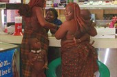 `папуасы`заглянули в супермаркет за клубничкой.Северная Намибия.